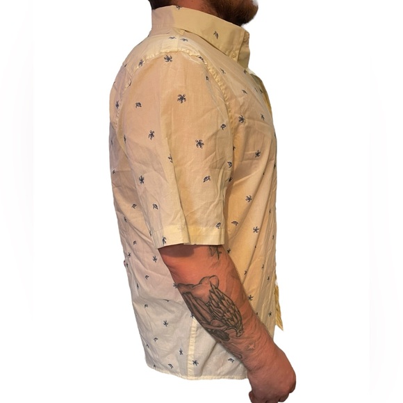 Chaps Easy Care Men’s Yellow Blue Sea Turtle Coastal Ocean Beach Vacation Shirt - Picture 3 of 8